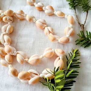 🏵️ COASTAL GRANDMOTHER 🏵️ VTG 1970s chunky Hawaiian style Cowrie Lei, Beachy